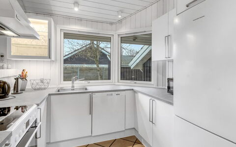 Margrethe - 600M from the Sea: Keuken, Plafond, Hout, Interieur Ontwerp, Major Appliance, Toestel Van De Keuken, Countertop, Flooring, Cabinetry, Verdieping
