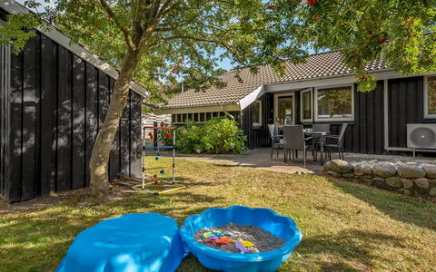 Margrethe - 600M from the Sea: Huis, Huis, Dak, Woongebied, Verblijf, Siding, Backyard, Tuin, Garden Gebouwen, Schaduw