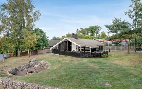 Margrethe - 600M from the Sea: Architectuur, Dak, Verblijf, Schaduw, Backyard, Tuin, Landscaping, Gazon, Werf, Boerderij