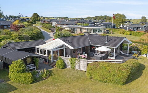 Viggo - 200M from the Sea: Hout, Huis, Veranda, Dek, Hardwood, Dak, Beits, Houten Vloer, Eco Hotel