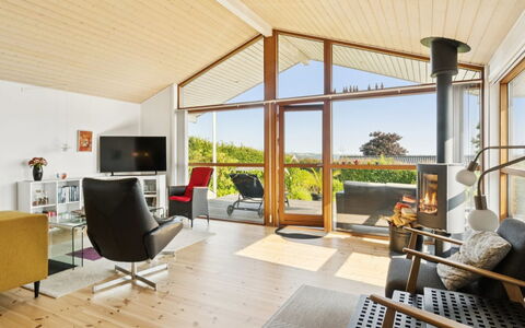 Viggo - 200M from the Sea: Hout, Huis, Veranda, Dek, Hardwood, Dak, Beits, Houten Vloer, Eco Hotel