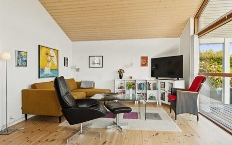 Viggo - 200M from the Sea: Hout, Huis, Veranda, Dek, Hardwood, Dak, Beits, Houten Vloer, Eco Hotel