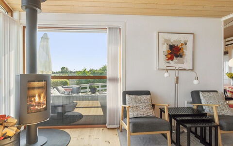 Viggo - 200M from the Sea: Hout, Huis, Veranda, Dek, Hardwood, Dak, Beits, Houten Vloer, Eco Hotel