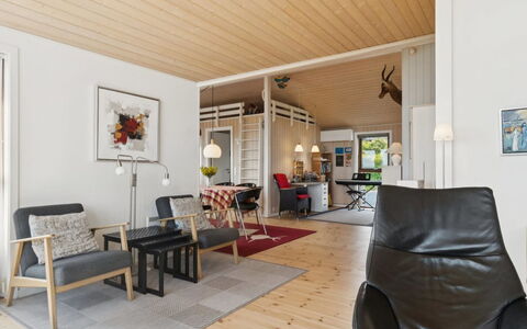 Viggo - 200M from the Sea: Hout, Huis, Veranda, Dek, Hardwood, Dak, Beits, Houten Vloer, Eco Hotel