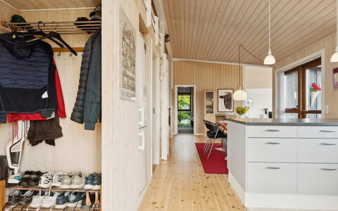 Viggo - 200M from the Sea: Hout, Huis, Veranda, Dek, Hardwood, Dak, Beits, Houten Vloer, Eco Hotel