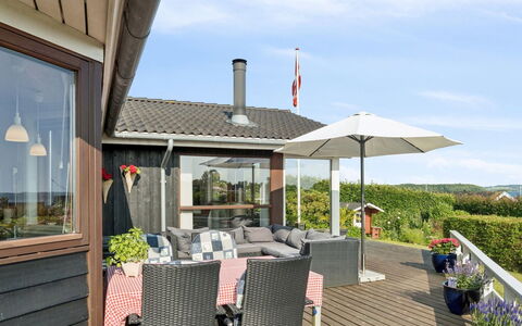 Viggo - 200M from the Sea: Hout, Huis, Veranda, Dek, Hardwood, Dak, Beits, Houten Vloer, Eco Hotel