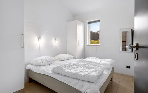 Synne - 350M from the Sea: Muur, Bed, Slaapkamer, Plafond, Interieur Ontwerp, Verdieping, Bedding, Laken, Flooring, Bed Frame