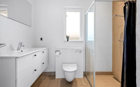 Synne - 350M from the Sea: Badkamer, Loodgieterswerkinrichting, Flooring, Verdieping, Interieur Ontwerp, Muur, Wastafel In De Badkamer, Wastafel, Badkamerkast, Toilet