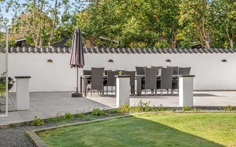 Synne - 350M from the Sea: Struik, Tuin, Buitenmeubels, Meubilair, Huis, Schaduw, Landscaping, Bloempot, Binnenplaats
