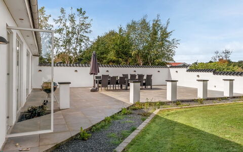 Synne - 350M from the Sea: Huis, Tuin, Land Lot, Landgoed, Schaduw, Landscaping, Binnenplaats, Beton, Werf, Gang
