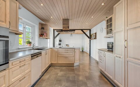 Pauna - 2.5Km from the Sea: Meubilair, Hout, Interieur Ontwerp, Flooring, Verdieping, Stoel, Kamer, Plafond, Woonkamer, Appartement