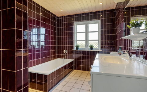 Pauna - 2.5Km from the Sea: Flooring, Loodgieterswerkinrichting, Badkamer, Interieur Ontwerp, Verdieping, Loodgieter, Tegel, Bad, Plafond, Samengesteld Materiaal