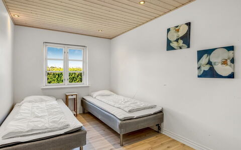 Pauna - 2.5Km from the Sea: Slaapkamer, Hout, Bed, Verdieping, Bedding, Interieur Ontwerp, Bed Frame, Flooring, Laken, Plafond