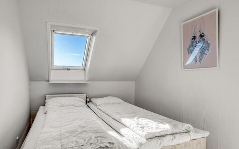 Pauna - 2.5Km from the Sea: Hout, Slaapkamer, Verdieping, Laken, Bedding, Flooring, Bed, Linens, Bed Frame, Daylighting
