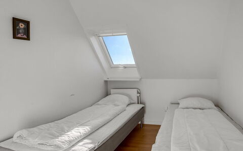 Pauna - 2.5Km from the Sea: Slaapkamer, Bed, Verdieping, Bedding, Flooring, Bed Frame, Laken, Interieur Ontwerp, Plafond