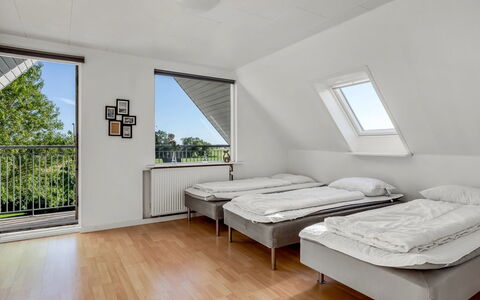 Pauna - 2.5Km from the Sea: Hout, Verdieping, Flooring, Interieur Ontwerp, Slaapkamer, Plafond, Appartement, Bed