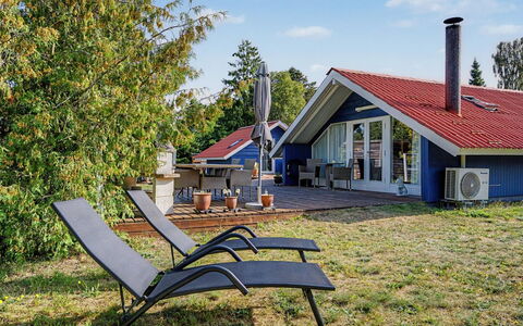 Lycka - 700M from the Sea: Hout, Huis, Veranda, Dek, Hardwood, Dak, Beits, Houten Vloer, Eco Hotel