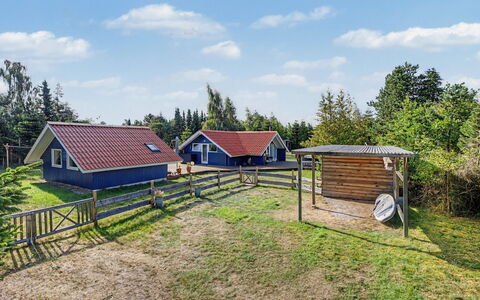 Lycka - 700M from the Sea: Hout, Huis, Veranda, Dek, Hardwood, Dak, Beits, Houten Vloer, Eco Hotel