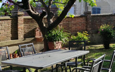 Villa Luce San Miniato: Meubilair, Buitenmeubels, Buitentafel, Tafel, Stoel, Tuin, De Lente, Schaduw, Bloempot, Werf