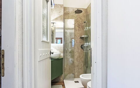 Grual: Badkamer, Muur, Flooring, Loodgieterswerkinrichting, Interieur Ontwerp, Verdieping, Toilet, Wastafel In De Badkamer, Loodgieter, Wastafel