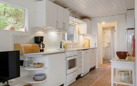 Patti - 700M from the Sea: Keuken, Countertop, Toestel Van De Keuken, Interieur Ontwerp, Flooring, Meubilair, Major Appliance, Hout, Verdieping, Cabinetry