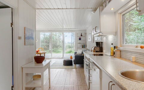 Patti - 700M from the Sea: Interieur Ontwerp, Keuken, Flooring, Hout, Countertop, Plafond, Meubilair, Verdieping, Toestel Van De Keuken, Verlichting