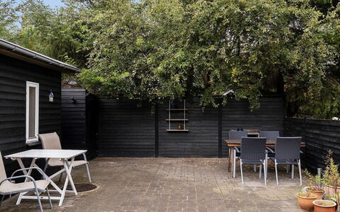 Patti - 700M from the Sea: Hout, Buitenmeubels, Meubilair, Buitentafel, Backyard, Stoel, Tuin, Schaduw, Werf, Bloempot