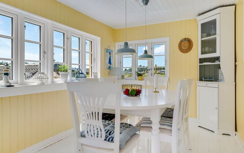 Åsta - 200M from the Sea: Flooring, Interieur Ontwerp, Hout, Meubilair, Verdieping, Plafond, Huis, Eetkamer, Kamer, Houten Vloer