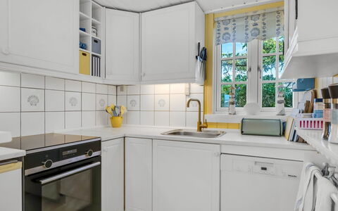 Åsta - 200M from the Sea: Toestel Van De Keuken, Keuken, Major Appliance, Countertop, Interieur Ontwerp, Cabinetry, Flooring, Huishoudapparatuur, Verdieping, Kamer