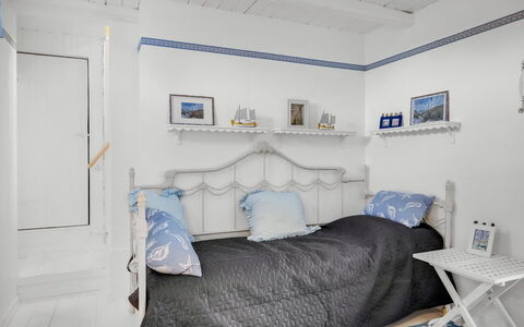 Åsta - 200M from the Sea: Slaapkamer, Muur, Meubilair, Interieur Ontwerp, Bed, Bedding, Linens, Verdieping, Flooring, Laken