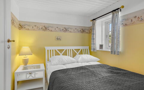 Åsta - 200M from the Sea: Bed, Interieur Ontwerp, Slaapkamer, Verdieping, Bedding, Meubilair, Laken, Flooring, Plafond, Kamer