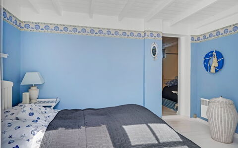 Åsta - 200M from the Sea: Blauw, Muur, Interieur Ontwerp, Slaapkamer, Plafond, Bed, Verdieping, Flooring, Textiel, Huis
