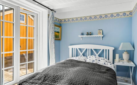Åsta - 200M from the Sea: Blauw, Slaapkamer, Interieur Ontwerp, Muur, Bed, Hout, Verdieping, Flooring, Plafond, Bedding