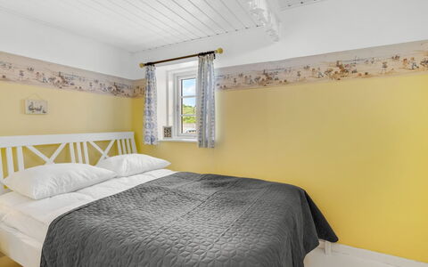 Åsta - 200M from the Sea: Slaapkamer, Interieur Ontwerp, Verdieping, Bed, Huis, Flooring, Plafond, Bedding, Kamer, Linens
