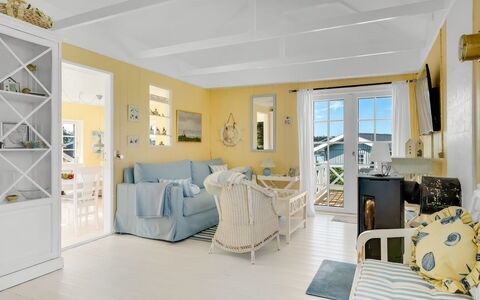 Åsta - 200M from the Sea: Meubilair, Hout, Interieur Ontwerp, Flooring, Verdieping, Stoel, Kamer, Plafond, Woonkamer, Appartement