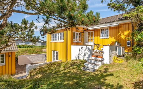 Åsta - 200M from the Sea: Meubilair, Hout, Interieur Ontwerp, Flooring, Verdieping, Stoel, Kamer, Plafond, Woonkamer, Appartement