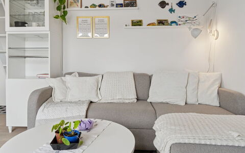 Ruse - 6Km from the Sea: Meubilair, Interieur Ontwerp, Bankstel, Muur, Flooring, Woonkamer, Verdieping, Kamer, Verlichting, Appartement