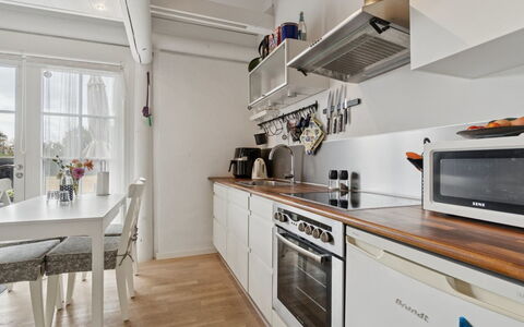 Ruse - 6Km from the Sea: Toestel Van De Keuken, Keuken, Countertop, Meubilair, Major Appliance, Flooring, Interieur Ontwerp, Cabinetry, Huishoudapparatuur, Fornuis