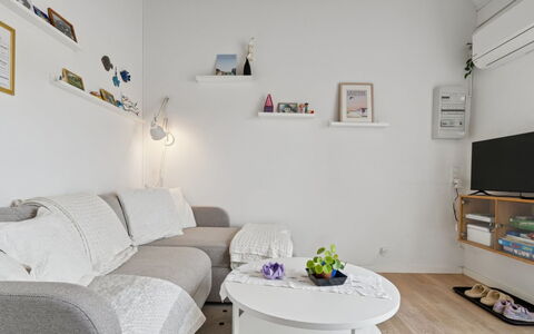 Ruse - 6Km from the Sea: Meubilair, Interieur Ontwerp, Bankstel, Muur, Flooring, Woonkamer, Kamer, Verdieping, Appartement, Huis