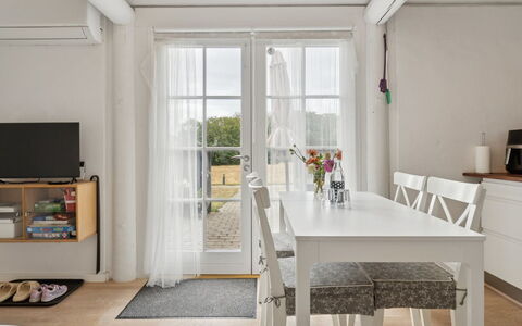 Ruse - 6Km from the Sea: Meubilair, Flooring, Interieur Ontwerp, Verdieping, Hout, Tafel, Keuken En Eettafel, Stoel, Houten Vloer, Eetkamer