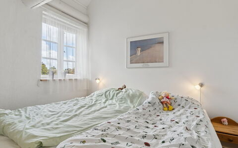Ruse - 6Km from the Sea: Bed, Slaapkamer, Muur, Interieur Ontwerp, Meubilair, Laken, Bedding, Plafond, Linens, Textiel