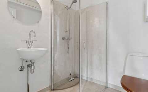 Ruse - 6Km from the Sea: Badkamer, Loodgieterswerkinrichting, Flooring, Verdieping, Interieur Ontwerp, Loodgieter, Douche, Plafond, Toilet, Kamer