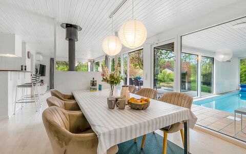 Simjanka - 800M from the Sea: Hout, Huis, Veranda, Dek, Hardwood, Dak, Beits, Houten Vloer, Eco Hotel