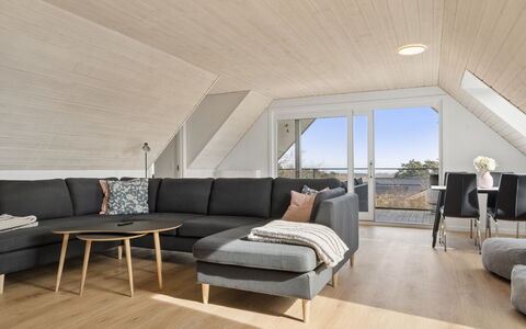 Cyrill - 2Km from the Sea: Hout, Flooring, Verdieping, Interieur Ontwerp, Meubilair, Houten Vloer, Woonkamer, Bankstel, Beits, Hardwood