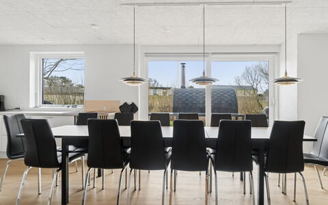 Cyrill - 2Km from the Sea: Meubilair, Flooring, Tafel, Hout, Stoel, Verdieping, Interieur Ontwerp, Keuken En Eettafel, Verlichting, Eetkamer