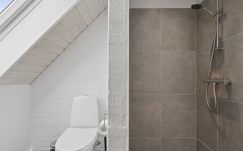 Cyrill - 2Km from the Sea: Flooring, Muur, Loodgieterswerkinrichting, Verdieping, Badkamer, Interieur Ontwerp, Toilet, Plafond, Loodgieter, Tegel