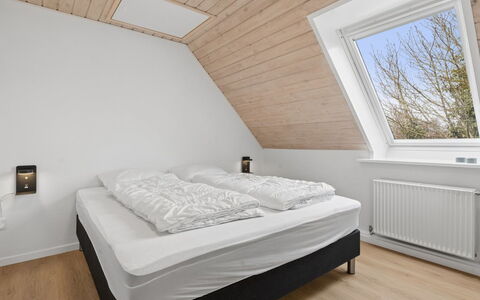 Cyrill - 2Km from the Sea: Hout, Slaapkamer, Plafond, Bed, Interieur Ontwerp, Flooring, Verdieping, Bed Frame, Bedding, Huis