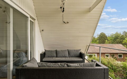Cyrill - 2Km from the Sea: Interieur Ontwerp, Flooring, Verdieping, Plafond, Appartement, Schaduw, Stoel, Lichte Inrichting, Lamp, Kamerplant