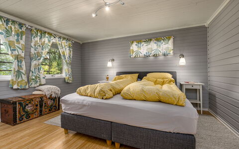 Høyanger Panorama: Interieur Ontwerp, Flooring, Hout, Verdieping, Plafond, Meubilair, Slaapkamer, Verlichting, Bed, Kamer