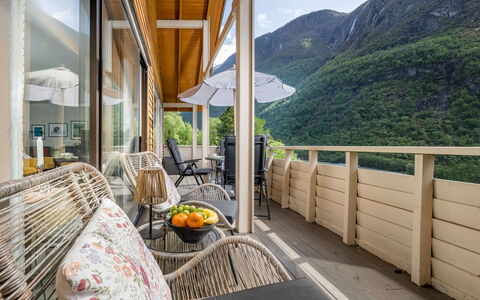 Høyanger Panorama: Hout, Meubilair, Veranda, Bergketen, Eco Hotel, Balkon, Stoel, Dek, Beits, Hardwood